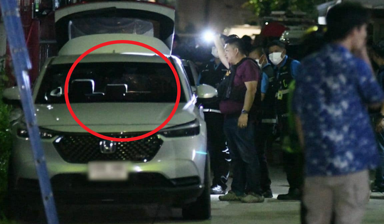 Thấy ô tô của hàng xóm nổ máy từ trưa đến tối, người phụ nữ tới gần thì hoảng hốt, vội báo cảnh sát