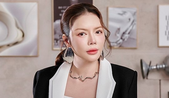 Khi Lý Nhã Kỳ làm 'nhân viên công sở'