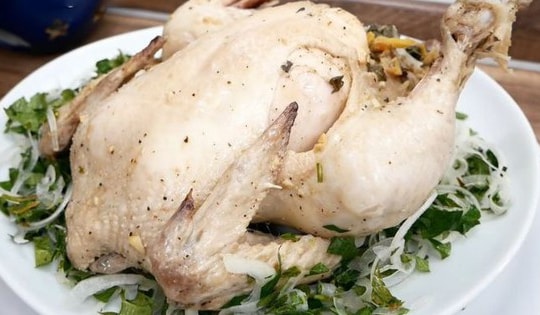 Hãy đổi vị cho gia đình bằng món gà hấp rau răm thơm nồng, mới lạ