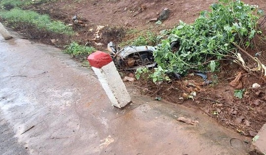 Xót xa hai chị em gái tử vong cạnh đường trong đêm mưa bão