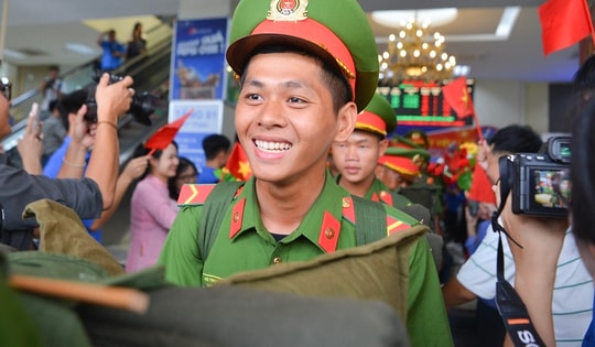 Nụ cười rạng rỡ của các cán bộ, chiến sĩ miền Nam chuẩn bị cho lễ diễu binh dịp Quốc khánh 2/9