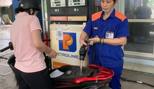 Giá xăng dầu đồng loạt giảm, RON95 còn 19.906 đồng/lít