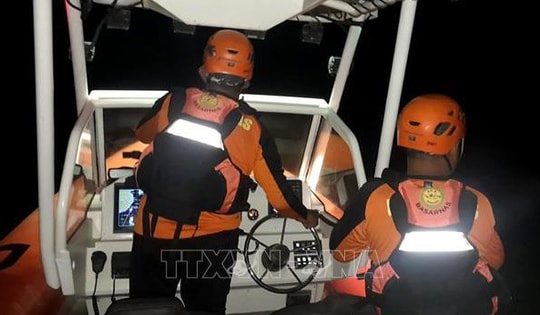 Vụ chìm phà tại Indonesia: 23 người được cứu, 38 người vẫn mất tích