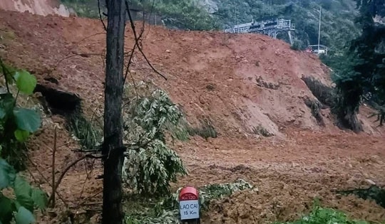 Mưa lớn ở Lào Cai, một cháu bé tử vong, nhiều tuyến đường sạt lở