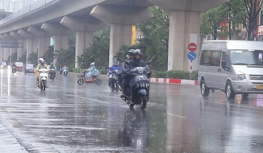 Khu vực nội thành Hà Nội sấm sét, mưa lớn