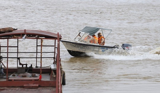 Sông Hồng dậy sóng mùa bão, tàu thuyền nhận cảnh báo hiểm họa rình rập