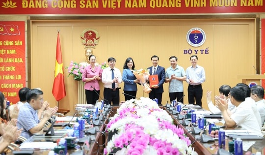 Bộ trưởng Đào Hồng Lan trao quyết định bổ nhiệm cán bộ của Bộ Y tế