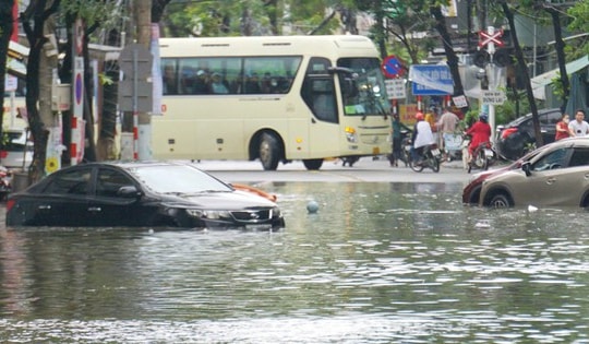 Nguyên nhân miền Bắc ghi nhận lượng mưa tháng 6 vượt kỷ lục gần 50 năm