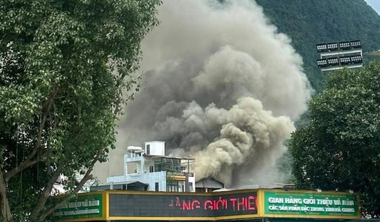 Khói lửa bốc lên ngùn ngụt tại một nhà nghỉ ở Tuyên Quang