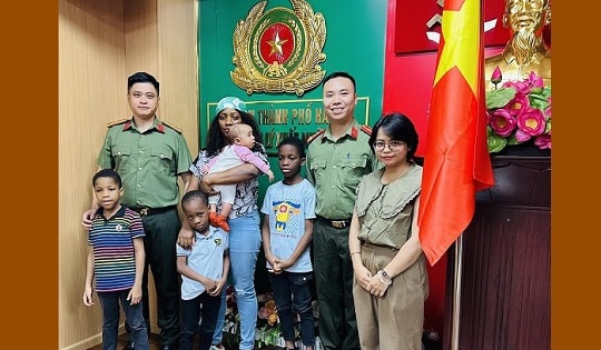 Hỗ trợ 5 công dân Nigeria vi phạm pháp luật về cư trú hồi hương an toàn