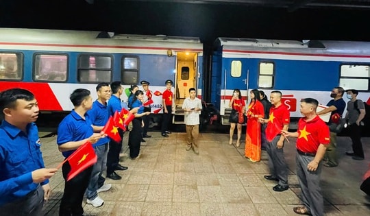 Tăng toa tàu, chia lửa giao thông khi sân bay Vinh tạm dừng hoạt động