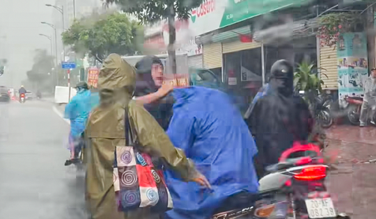 Xác minh vụ tài xế xe ôm công nghệ bị hành hung giữa trời mưa ở Hà Nội