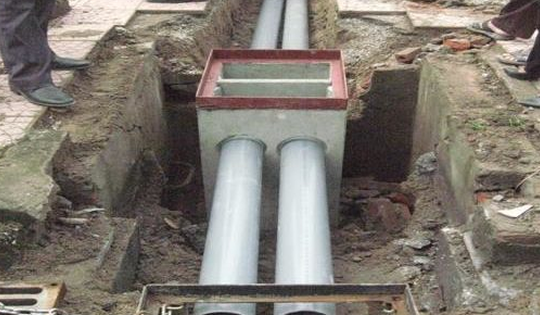 Nếu có cống thoát nước trước cửa nhà, gia chủ cần lưu ý gì để không ảnh hưởng đến sức khỏe