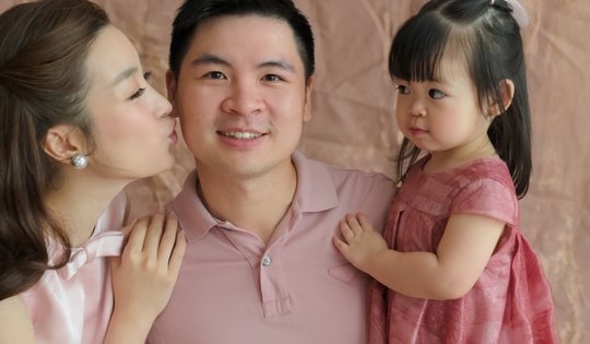 Ánh mắt 'phán xét' siêu đáng yêu của con gái Hoa hậu Đỗ Mỹ Linh dành cho bố mẹ