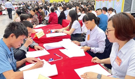 Đến tuổi nghỉ hưu nhưng chưa đủ thời gian đóng BHXH có được thực hiện tiếp hợp đồng lao động?