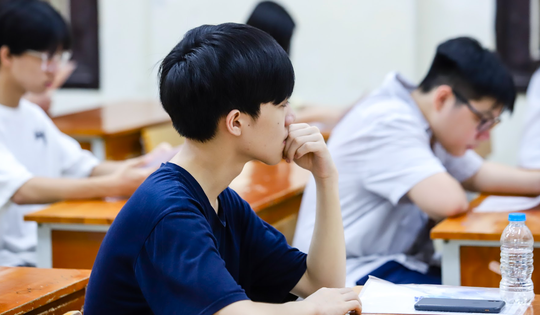 Phụ huynh, học sinh Hà Nội 'nín thở' chờ điểm thi lớp 10 năm 2025