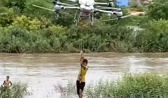 Anh nông dân kể lại phút nghẹt thở điều khiển máy bay không người lái giải cứu 2 cháu nhỏ mắc kẹt