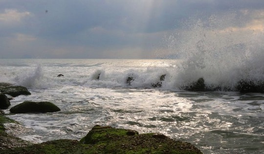 Áp thấp nhiệt đới trên Biển Đông đang tiếp tục mạnh thêm