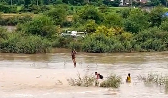 Máy bay không người lái được thiết kế thế nào để cứu được người trong nước lũ?