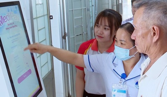 'Tạm biệt' xếp hàng khi đăng ký khám chữa bệnh