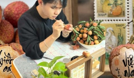 Viết thư pháp trên quả vải thiều, chàng trai gen Z Hà Nội gây sốt mạng