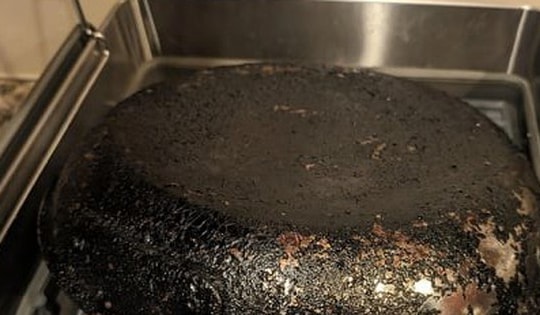 Mẹo làm sạch đáy chảo đen sì một cách nhẹ nhàng