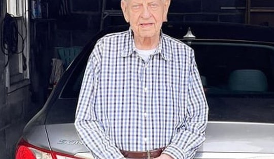 Cụ ông 111 tuổi vẫn lái ô tô mỗi ngày chia sẻ bí quyết sống lâu, sống khỏe