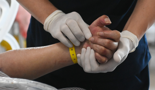 Nam thanh niên nhập viện cấp cứu vì bị chích điện liên tục