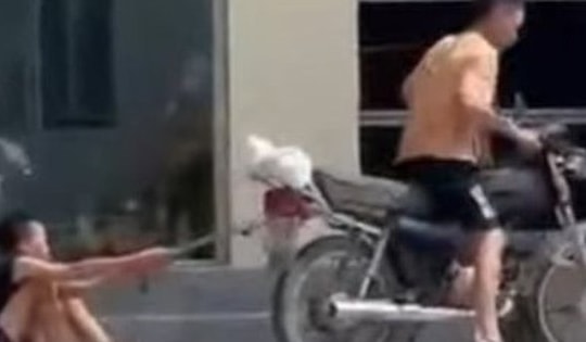 Phẫn nộ hình ảnh bé trai bị bố xích chân kéo lê trên đường phố Hải Phòng