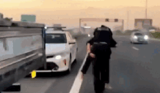 CSGT mở đường, cứu tài xế xe tải đột quỵ trên cao tốc Pháp Vân - Cầu Giẽ