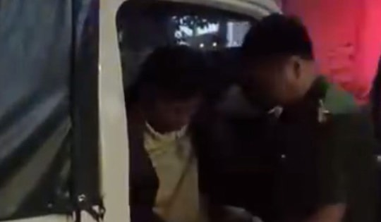 Công an xã dùng xe tuần tra đưa người gặp nạn đi cấp cứu