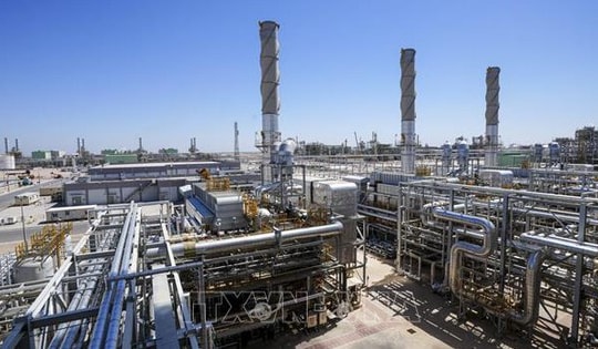 Giá dầu thế giới tăng nhẹ trong khi chờ quyết sách từ OPEC+