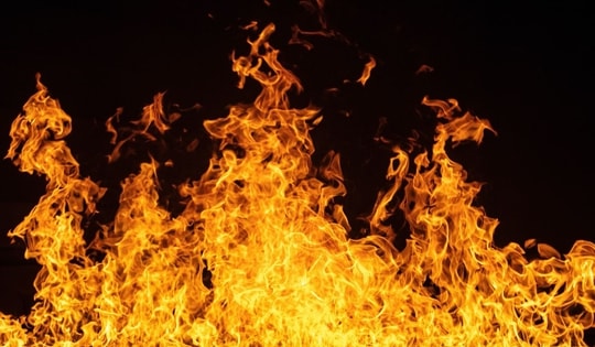 Cháy tàu chở xăng trên biển Móng Cái, 3 thuyền viên bị thương