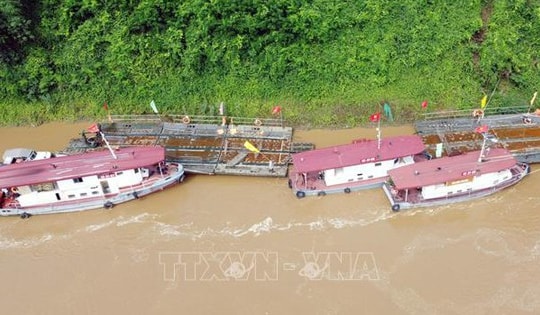 Vận hành lại phà quân sự ở khu vực cầu Phong Châu