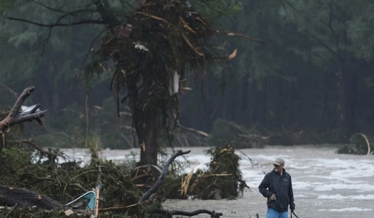 Lũ lụt tại Texas: Ít nhất 25 người tử vong, 23 - 25 nữ sinh đi trại hè mất tích