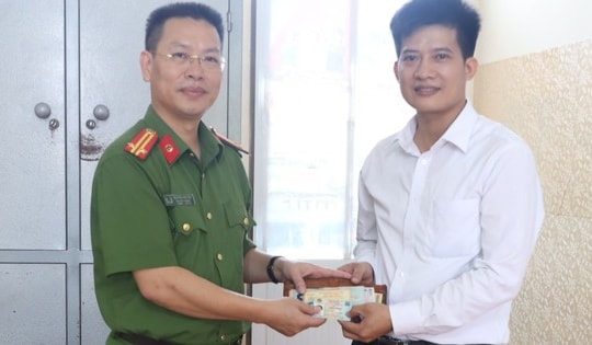 Trên đường đến nhà chị gái, Trung tá công an nhặt được số tiền lớn cùng nhiều giấy tờ cá nhân