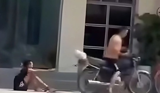 Búc xúc bé trai bị bố xích chân kéo lê trên đường phố