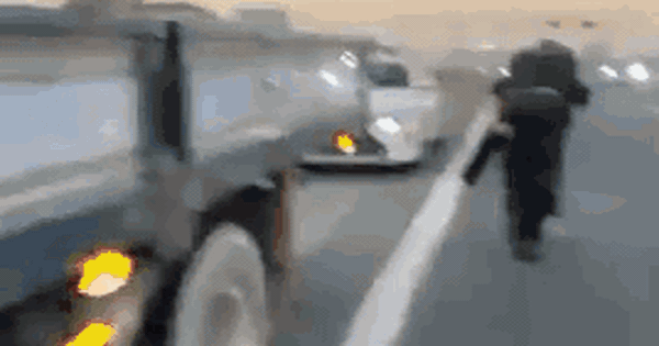 Video: CSGT đưa tài xế đột quỵ trên cao tốc đi cấp cứu