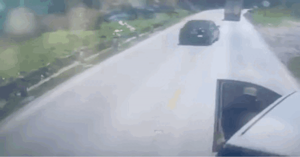 Công an xác minh vụ người đàn ông rút vật nghi là súng đe doạ tài xế ở Phú Thọ