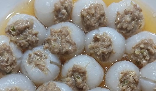 Vải nhồi thịt hấp gây bão mạng: Những ai ăn được món này?