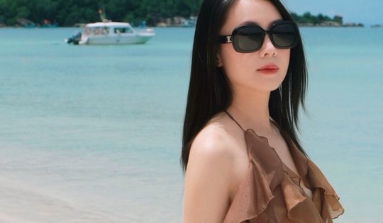 Không diện bikini đi biển, Hồng Diễm vẫn khiến fan trầm trồ