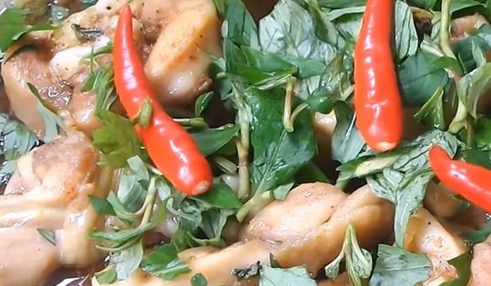 Mách bạn cách làm gà kho rau răm thơm ngon đơn giản, cực lạ miệng