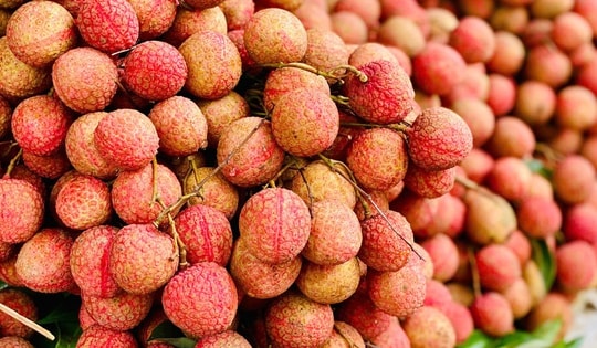 Vải thiều ‘đại hạ giá’ chỉ vài nghìn đồng/kg bán tràn ngập thị trường