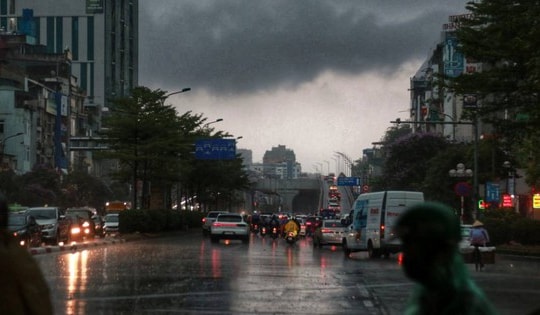 Hà Nội mưa dông kèm lốc sét mạnh, khuyến cáo người dân hạn chế ra ngoài