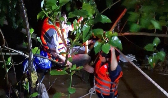 Cứu người đàn ông bị nước cuốn trôi xuống cống ở Đà Nẵng