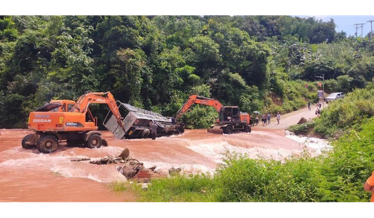 Mưa lớn gây sạt lở nghiêm trọng ở xã biên giới, nhiều hộ dân phải di dời khẩn cấp