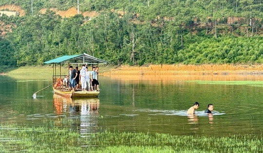 Thương tâm, hai vợ chồng đi chơi trong đêm gặp nạn đuối nước