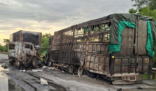 Xe tải và container bốc cháy sau khi đấu đầu, 2 người thương vong