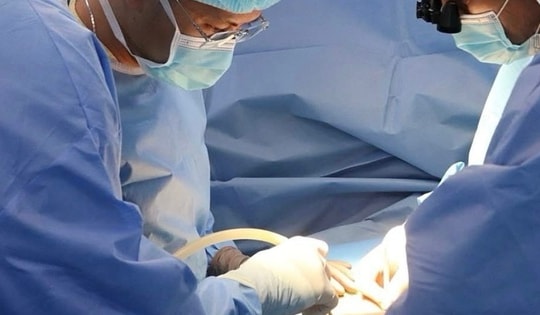 Mẹ hiến tạng cứu con gái 11 tuổi suy thận giai đoạn cuối