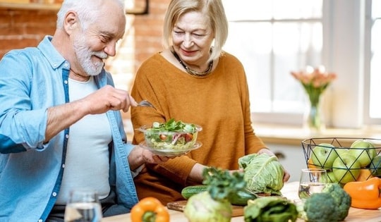 Phát hiện gây sốc: Người cao tuổi thường xuyên nấu ăn giảm 40% tỷ lệ tử vong